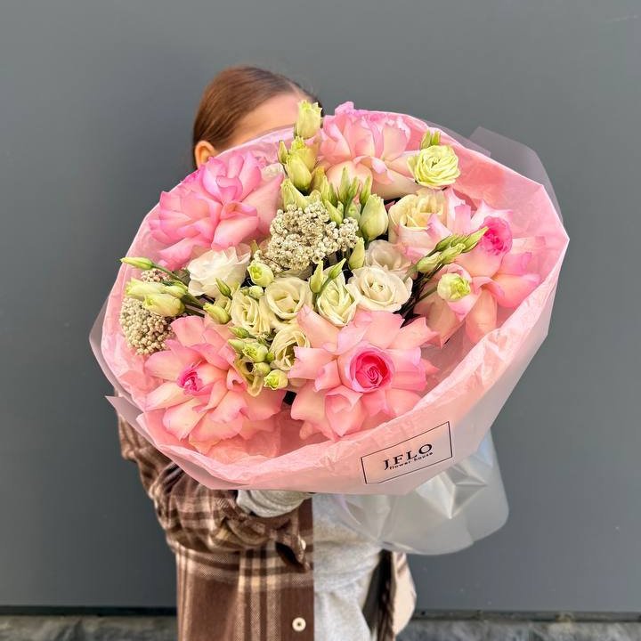 Букет "Розы с эустомой" с доставкой в Адлере