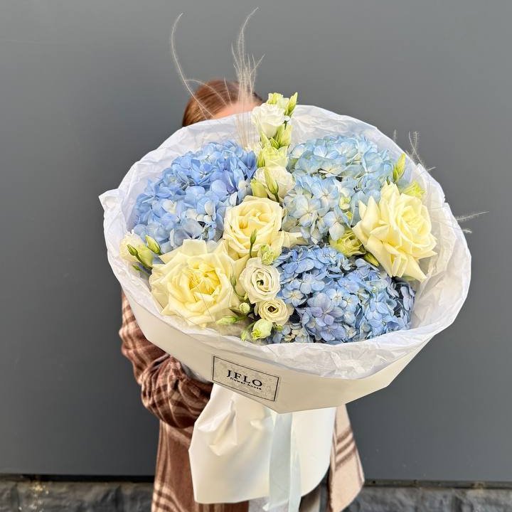 Букет "Глубина глаз" с доставкой в Адлере