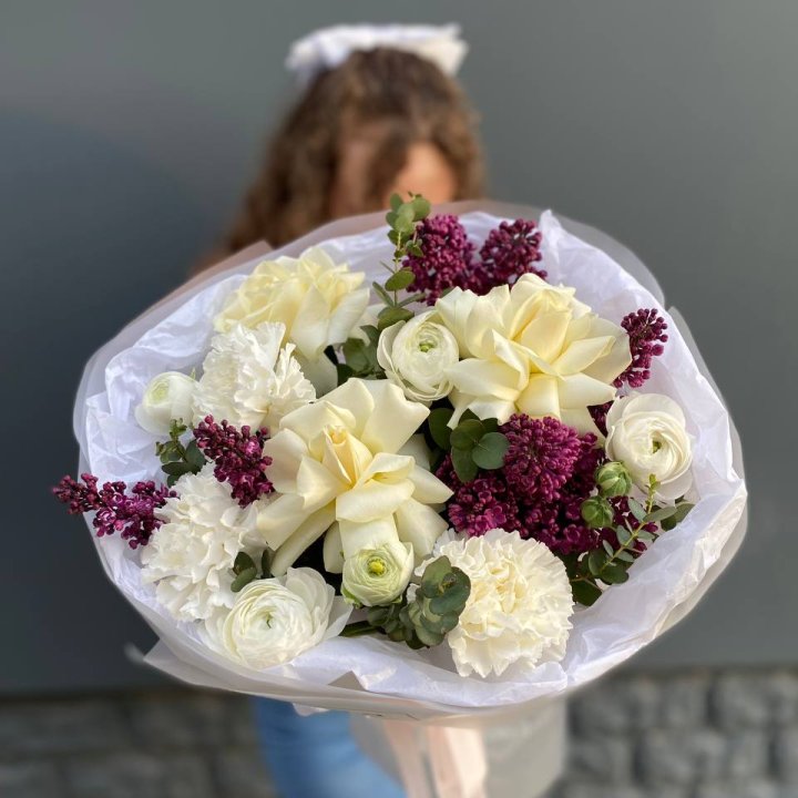 Сборный букет с ранункулюсами и сиренью в Адлере