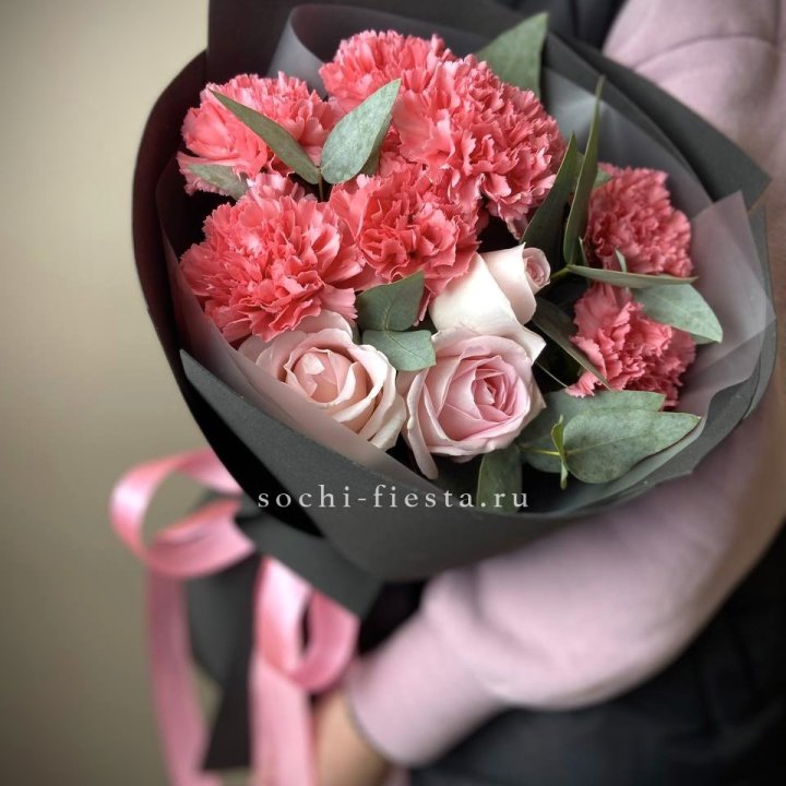Букет из роз и диантусов Пенелопа в Адлере