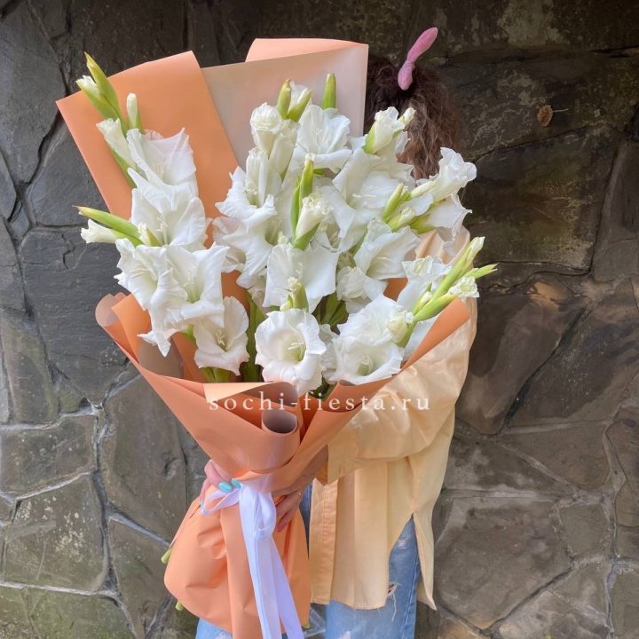 Букет белых гладиолусов  в Адлере