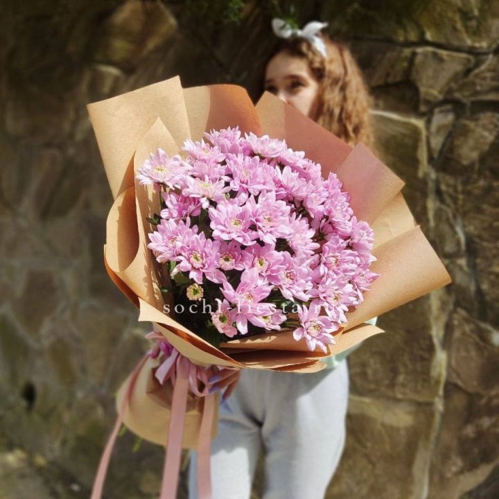 Букет хризантем в крафте в Адлере