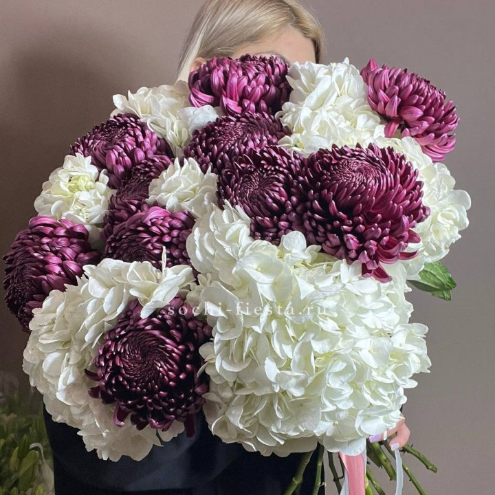 Охапка Бигуди и гортензий в Адлере