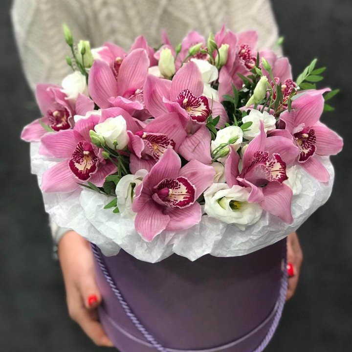 Орхидея и эустома в шляпной коробке в Адлере