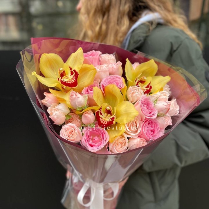  Букет орхидей и роз Есенья в Адлере