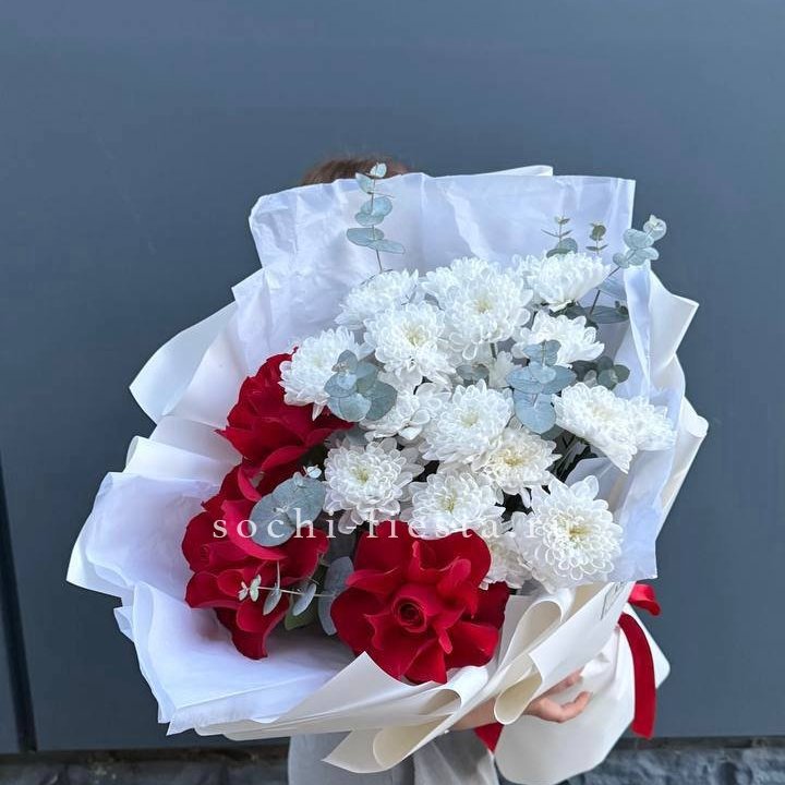 Дуо розы и хризантемы в Адлере