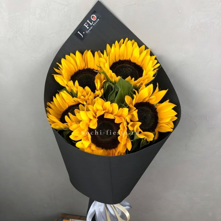 Букет из 5  подсолнухов в Адлере