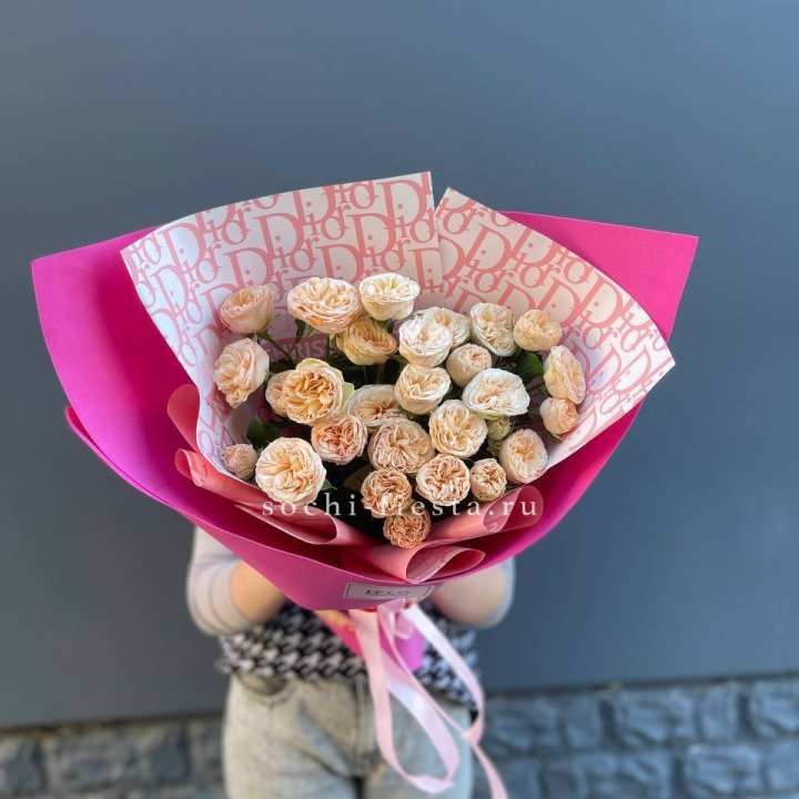 9 пионовидных роз в Адлере