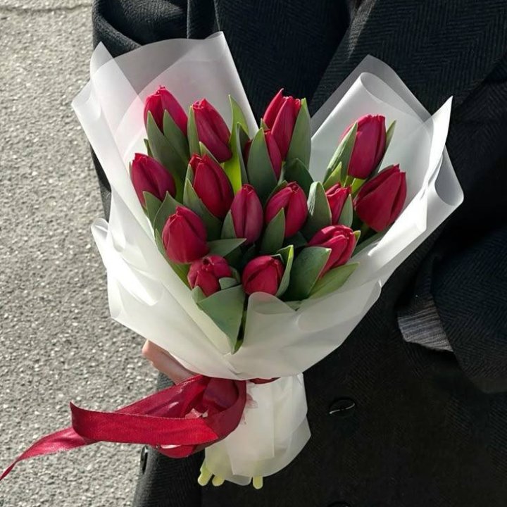 15 красных тюльпанов с доставкой в Адлере