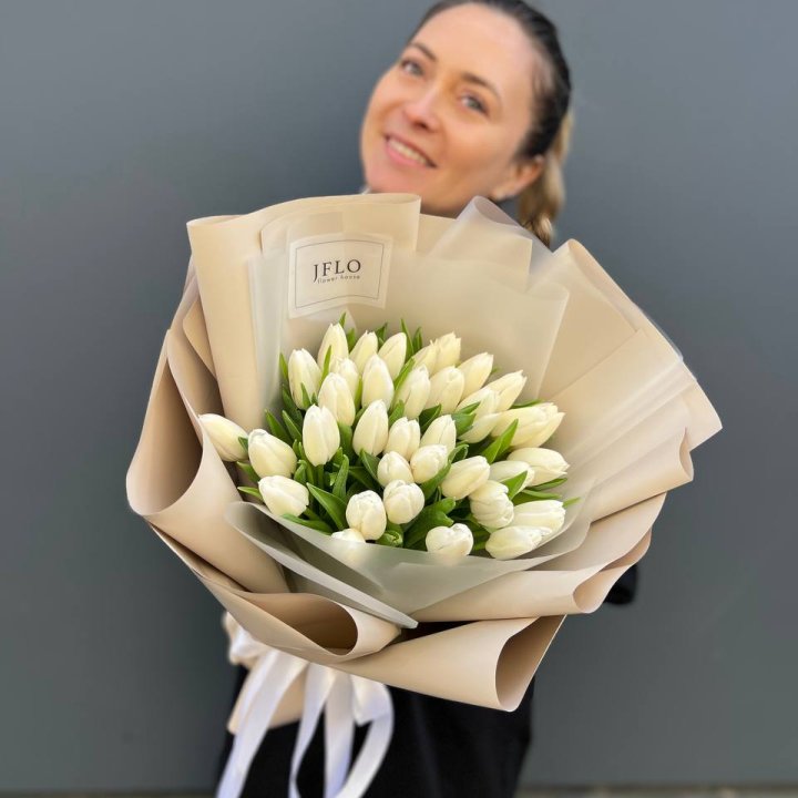 35 белых тюльпанов в Адлере