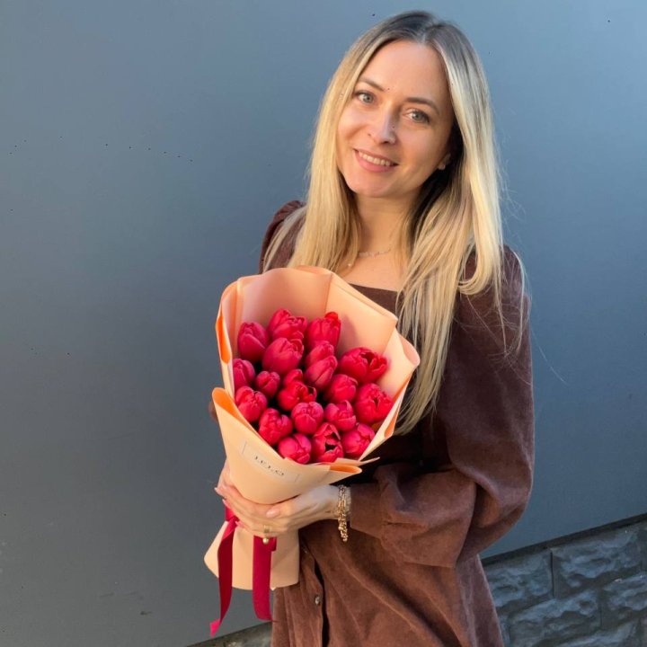  19 красных тюльпанов в Адлере