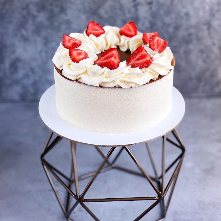 Торт "Клубника со сливками" в Адлере