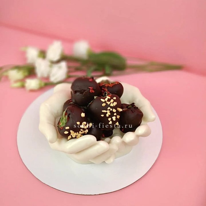Клубника в шоколаде на шоколадных ладонях  в Адлере