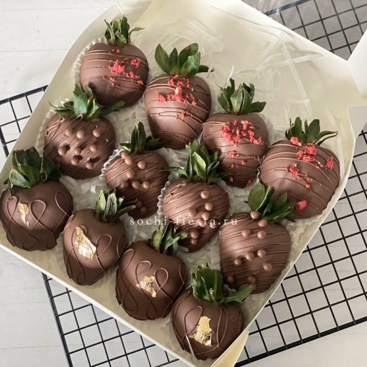 Клубника в шоколаде 12 ягод в Адлере