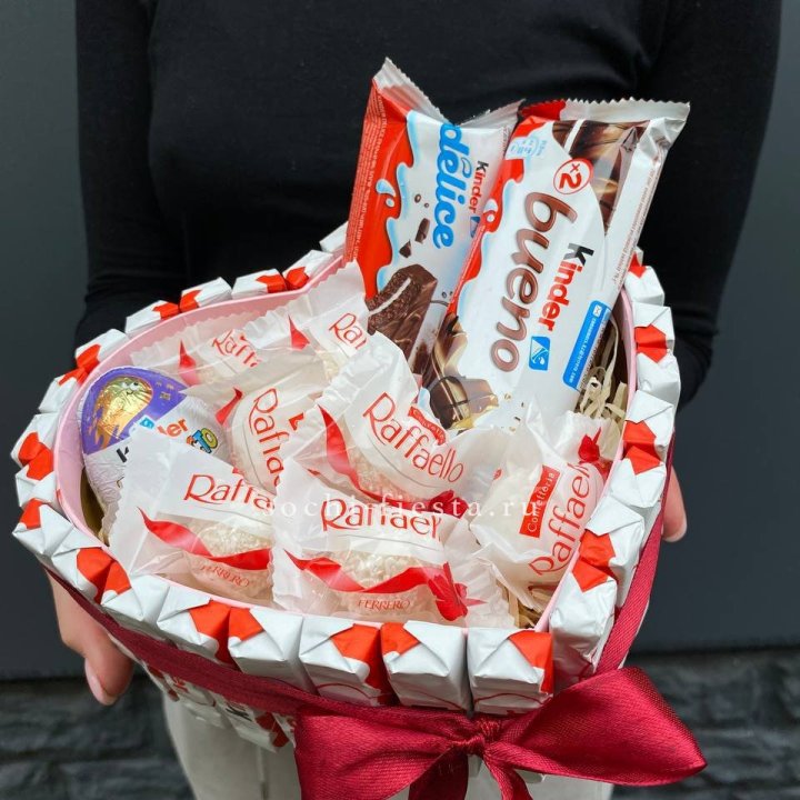 Подарочный набор сердце с Киндерами и Рафаэлло с доставкой в Адлере