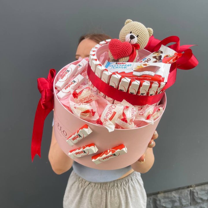 Бокс киндерами и раффаэлло 2 в Адлере