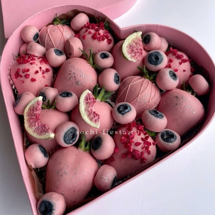 Клубника в шоколаде Сердце в Адлере