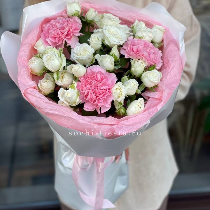 Букет розы с диантусами Blush в Адлере