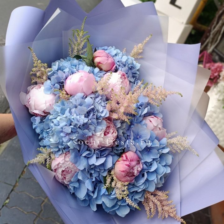 Дизайнерский букет с гортензией №3 в Адлере