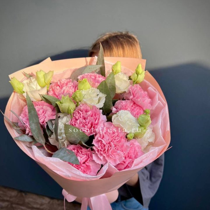 Букет гвоздик и  эустом "Siri" в Адлере