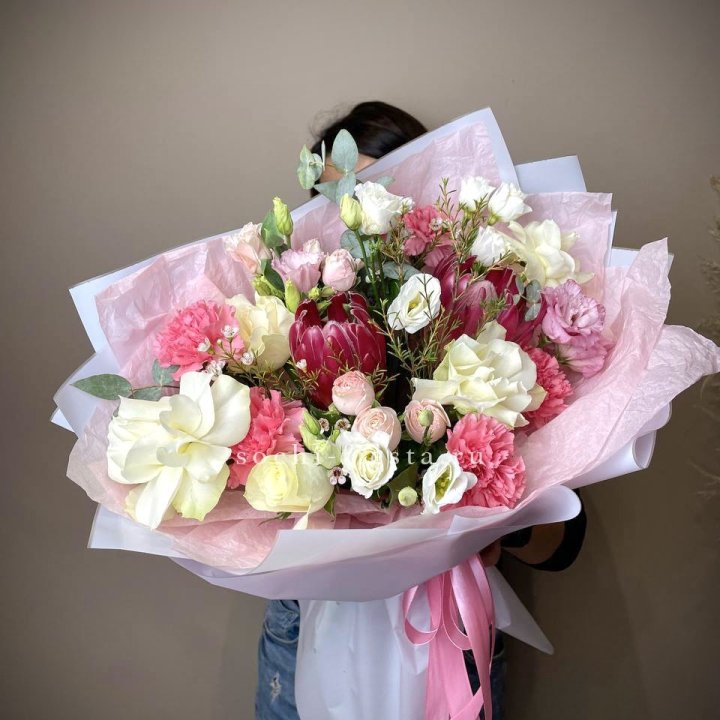 Букет с протеей, розами Элеонора в Адлере