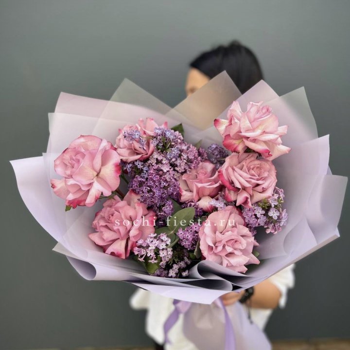 Букет из розовых роз и сирени в Адлере