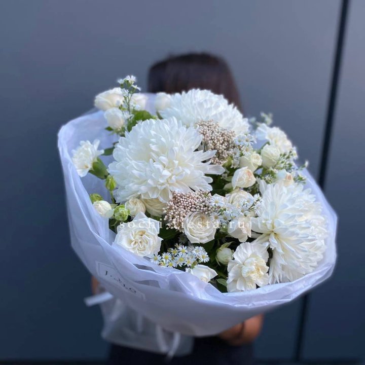 Букет хризантем и роз White snow в Адлере