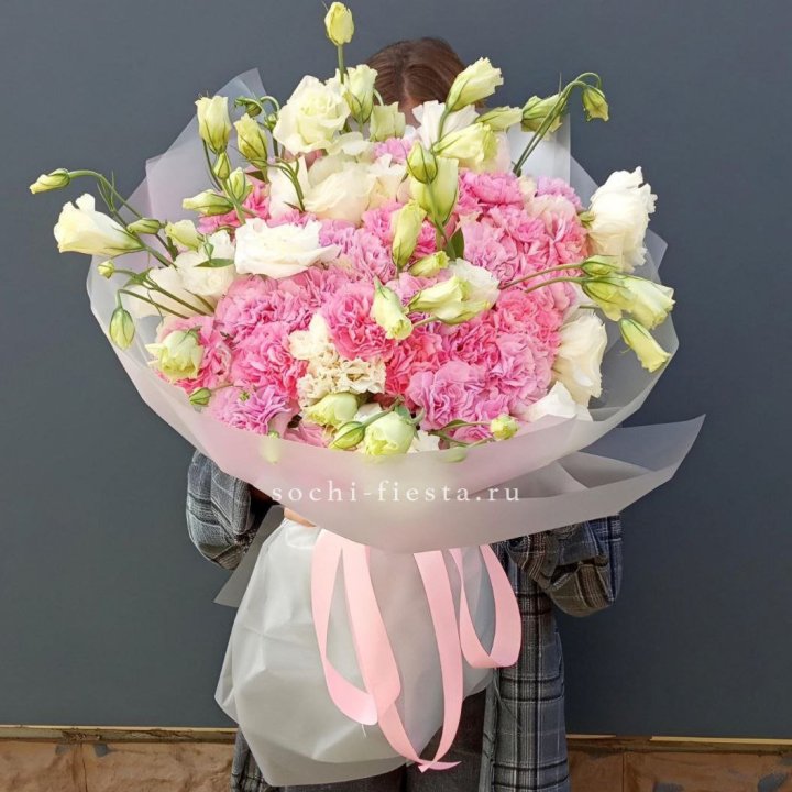 Букет из эустом и диантусов  в Адлере