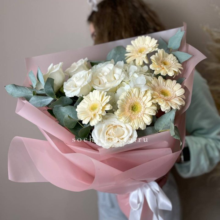 Букет роз, гортензии, гербер "Sunset" в Адлере