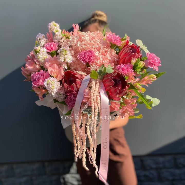 Коробка с цветами "Камикадзе" в Адлере