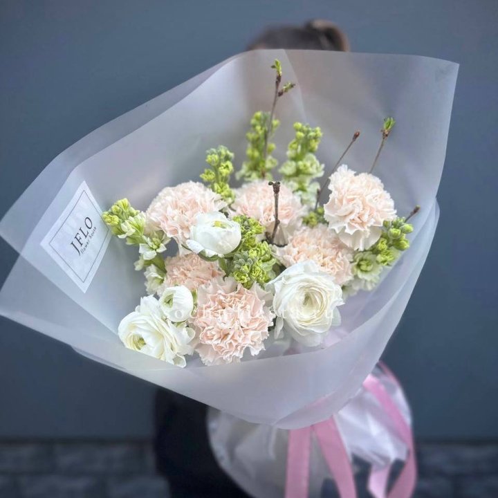 Букет маттиолы и ранункулюсов  в Адлере