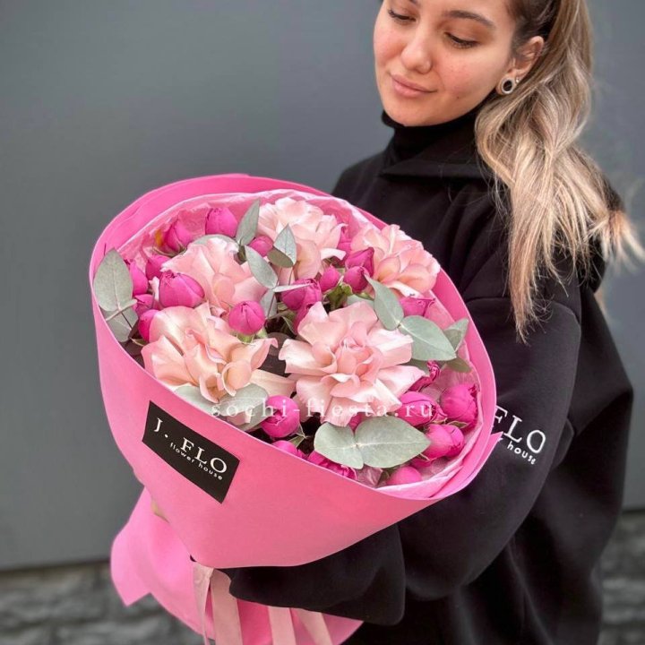 Букет французских и пионовидных роз "Fiamma Luminosa" в Адлере