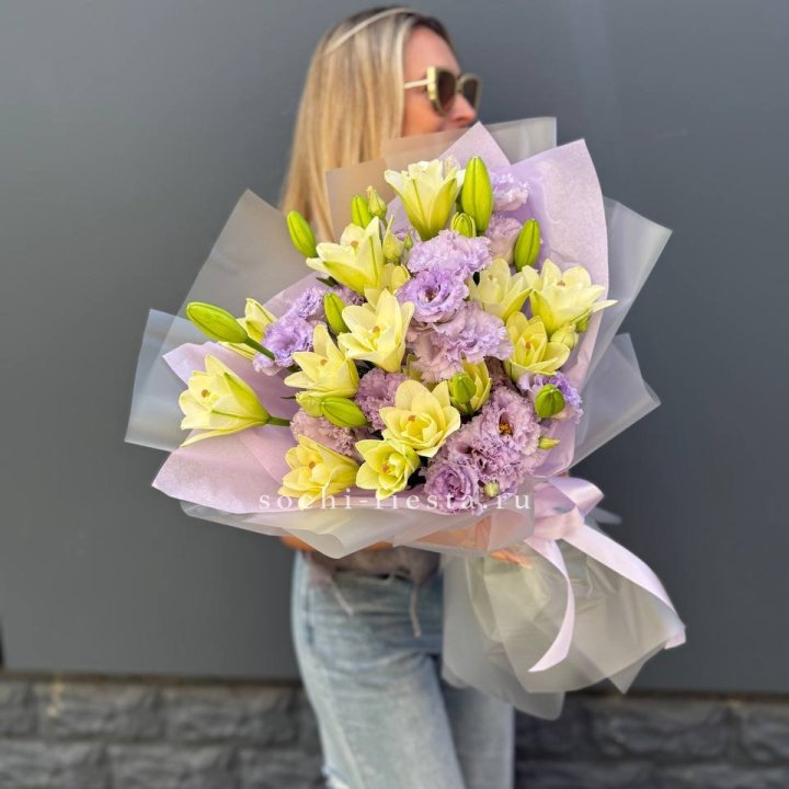 Букет лилий и эустом в Адлере
