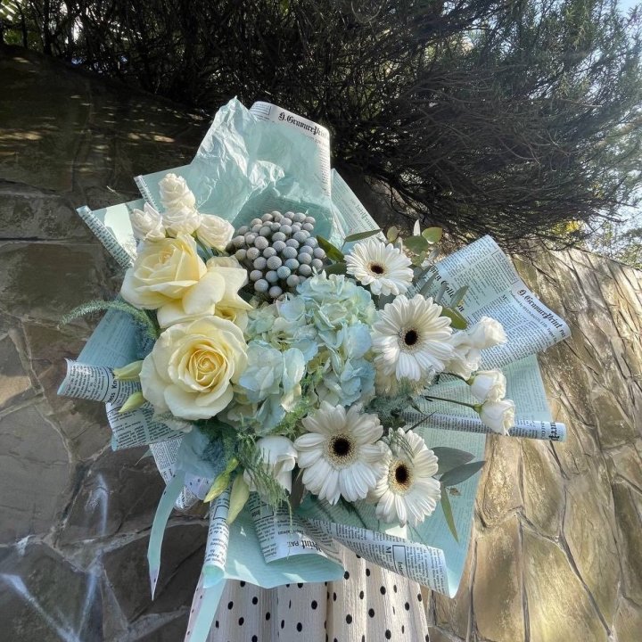 Дизайнерский букет "Light-blue" в Адлере