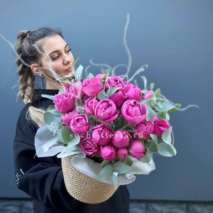 Пионовидные розы  в джутовом кашпо  в Адлере