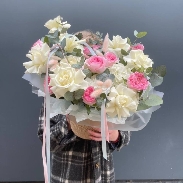 Кашпо с розами в Адлере