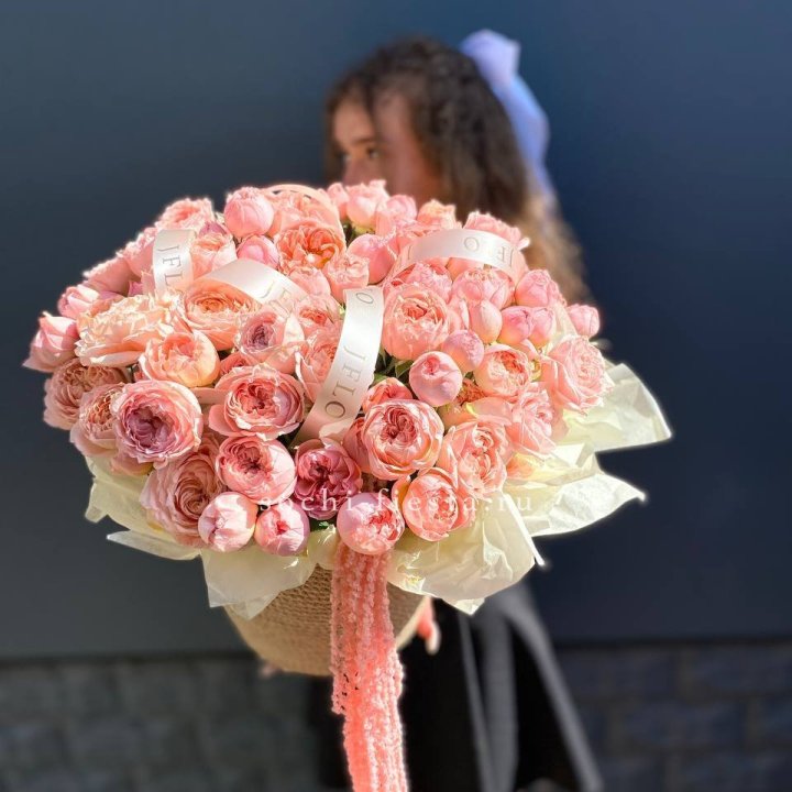 Кустовые розы Джульетта в джутовом кашпо в Адлере