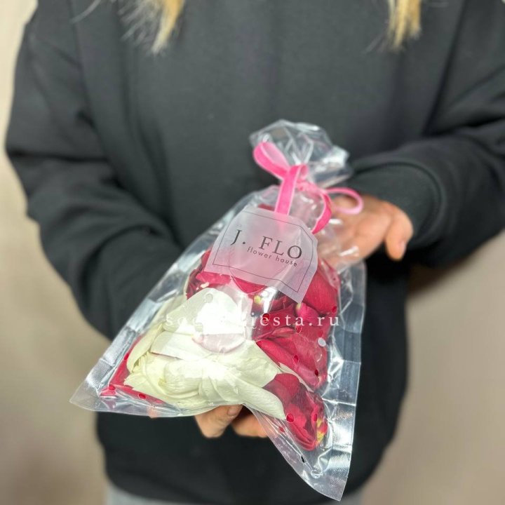 Лепестки роз в Адлере