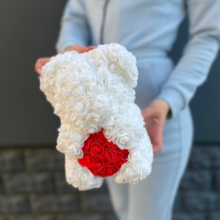 Медведь с красным седцем в Адлере