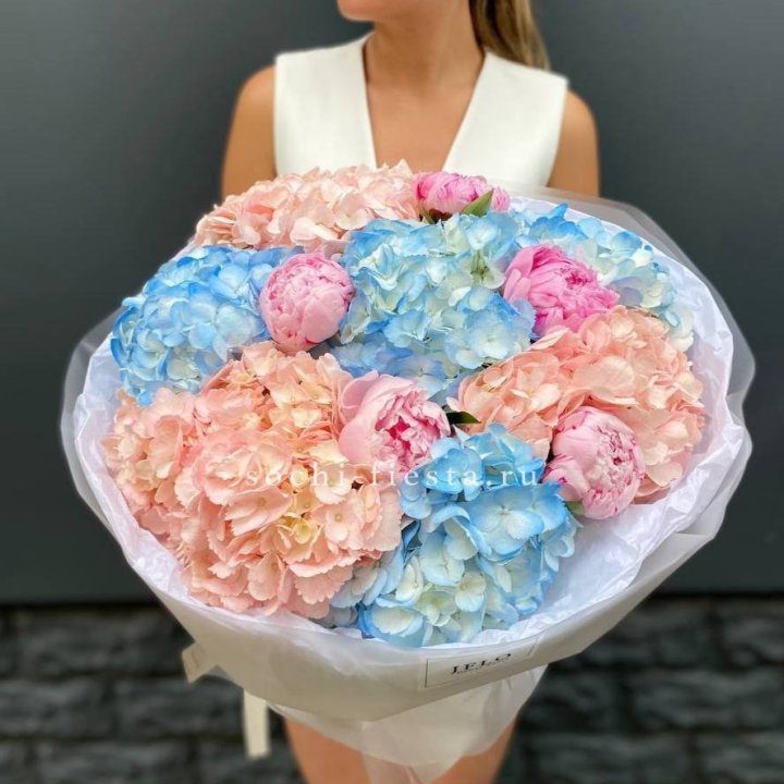 Дуобукет гортензии с пионами  в Адлере