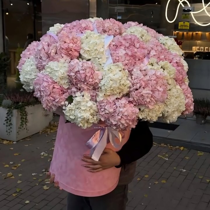 Дизайнерский цилиндр с гортензиями  в Адлере