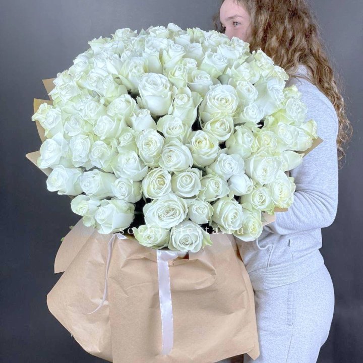 101 белая высокая импортная роза в Адлере