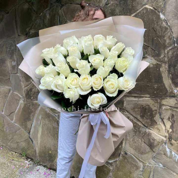 35 голландских роз в Адлере