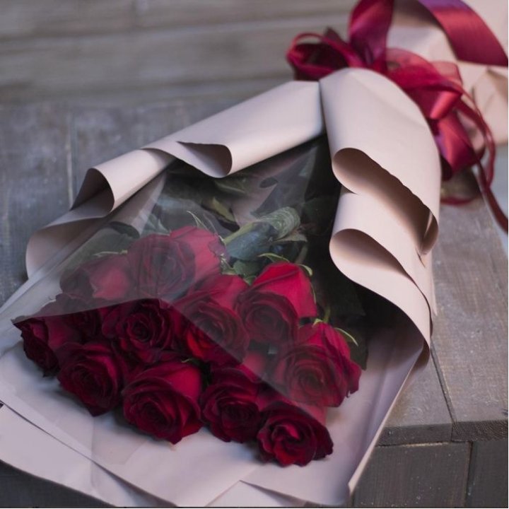 11 голландских роз в оформлении в Адлере