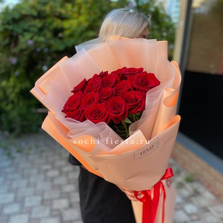 15 голландских роз в оформлении в Адлере