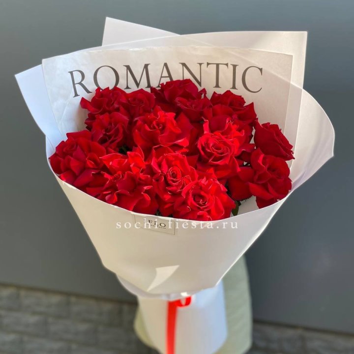 19 высоких роз в оформлении в Адлере