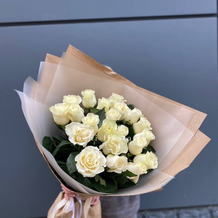  Букет  высоких белых роз   с доставкой в Адлере