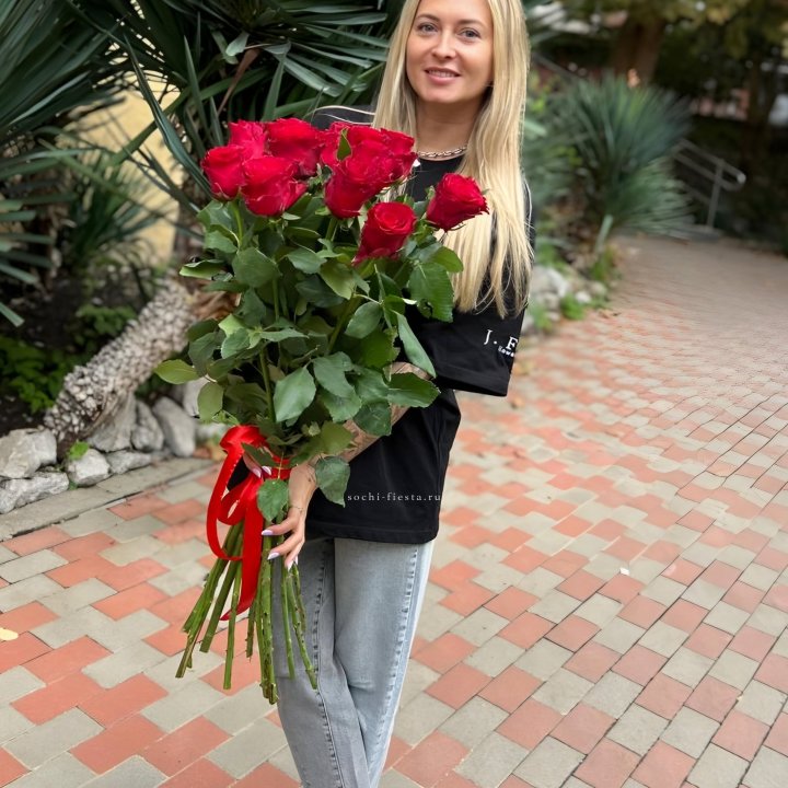 15 высоких красных роз в Адлере