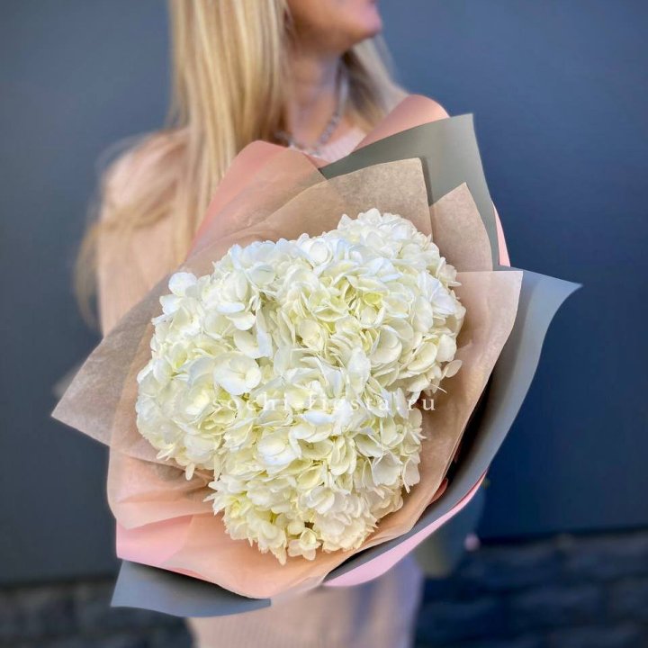 Букет из трёх белых гортензий в Адлере