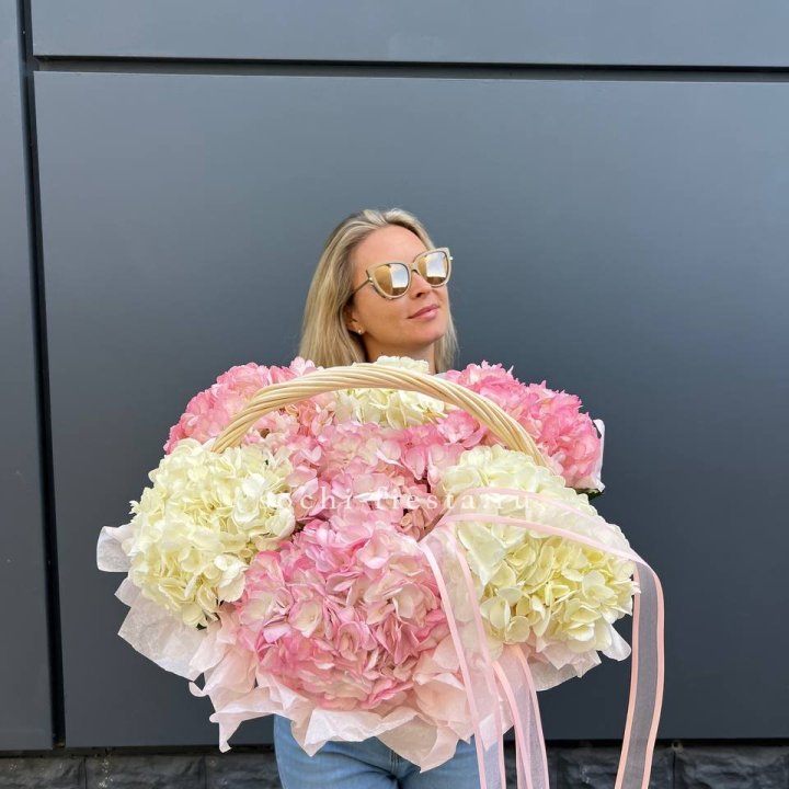 7 гортензий в корзине с доставкой в Адлере